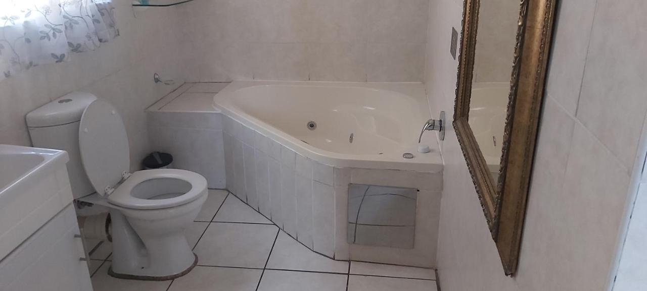 ג'רמיסטון African Elephant Guesthouse מראה חיצוני תמונה