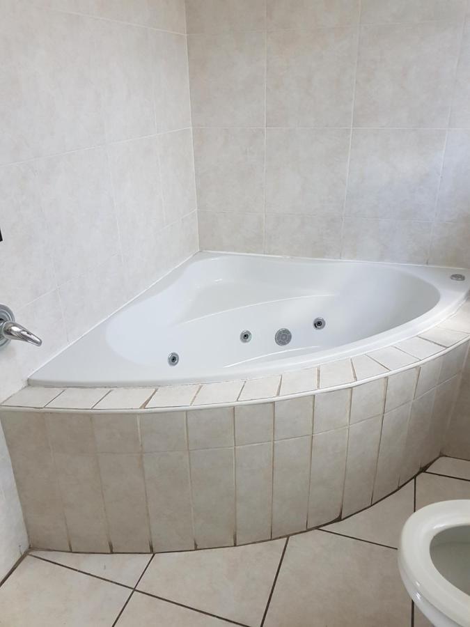 ג'רמיסטון African Elephant Guesthouse מראה חיצוני תמונה