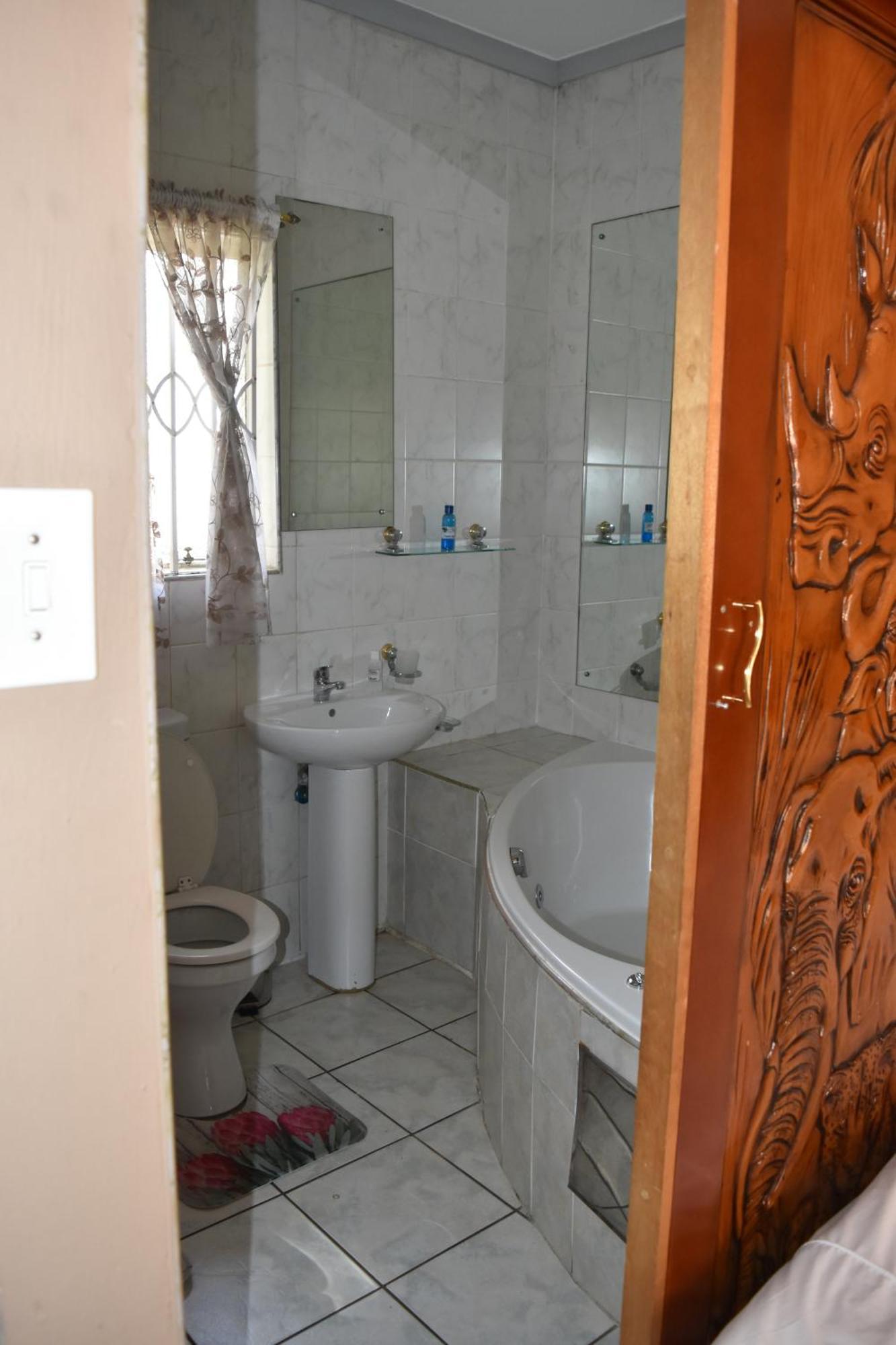 ג'רמיסטון African Elephant Guesthouse מראה חיצוני תמונה